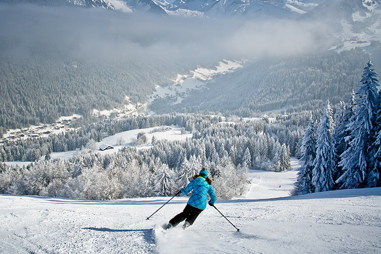 Skieuse de dos sur une piste enneigée